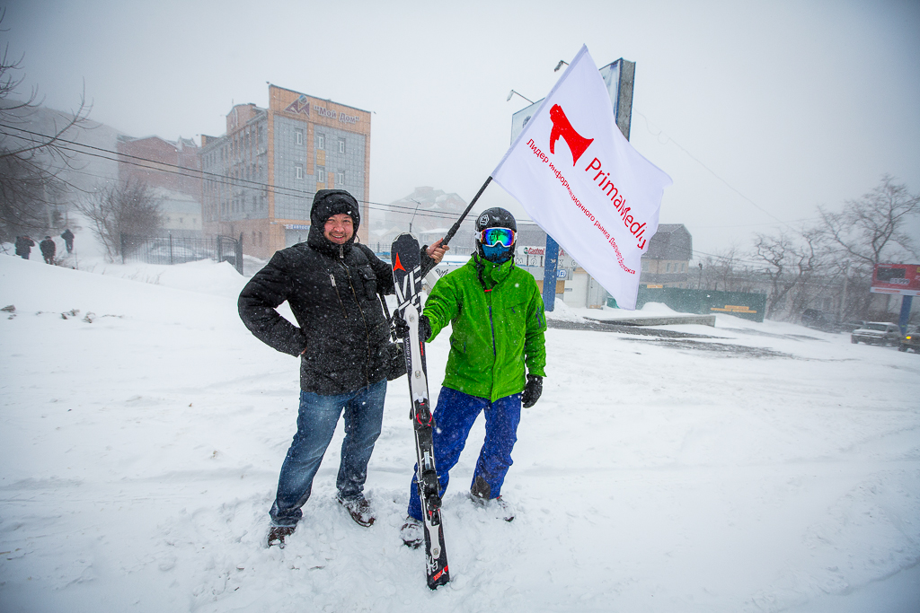 Экстремалы превратили перекрытую улицу Шефнера во Владивостоке в горнолыжную трассу