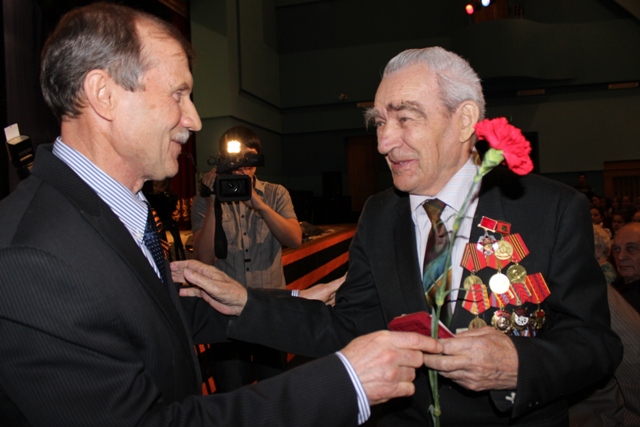 Председатель гордумы Биробиджана Павел Ворожбит вручил юбилейные медали ветеранам войны