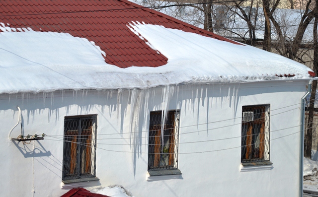 Ледяные копья нацелились в жителей Биробиджана с приходом весны