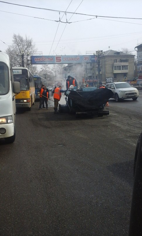 Асфальт в воду продолжают класть по всему Хабаровску