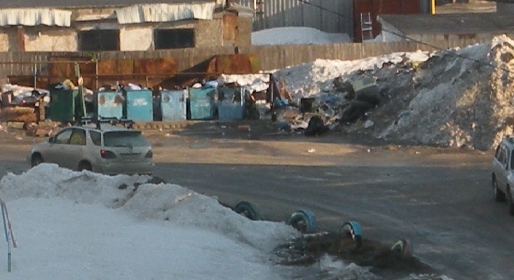На снег и мусор во дворах жалуются жители городов Сахалина