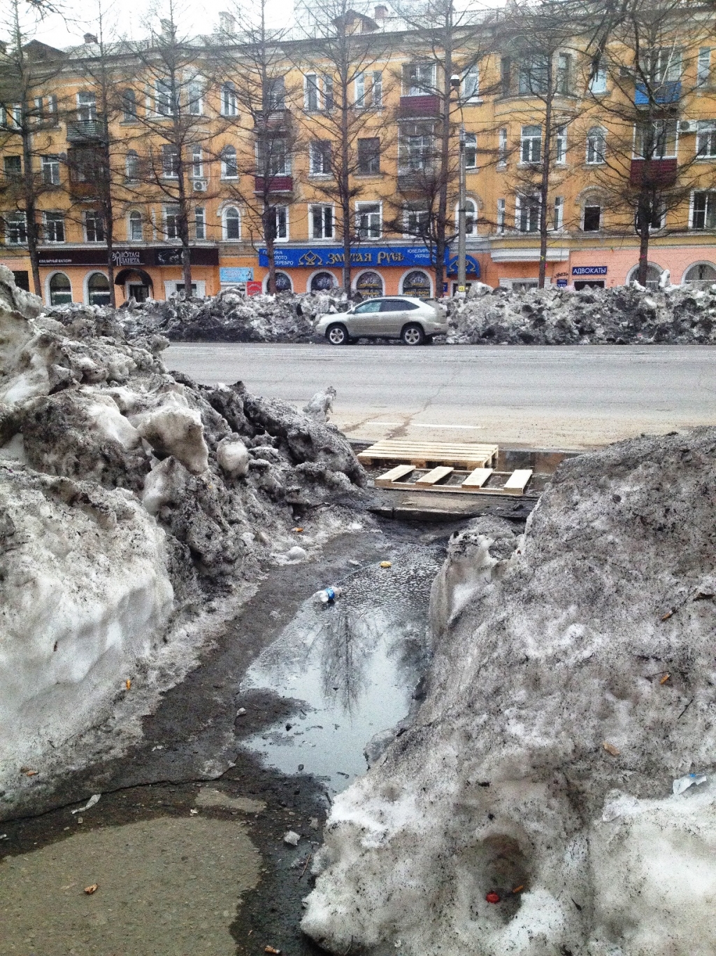 Власти Комсомольска-на-Амуре ждут, пока лужи испарятся с тротуаров, уповая на погоду 