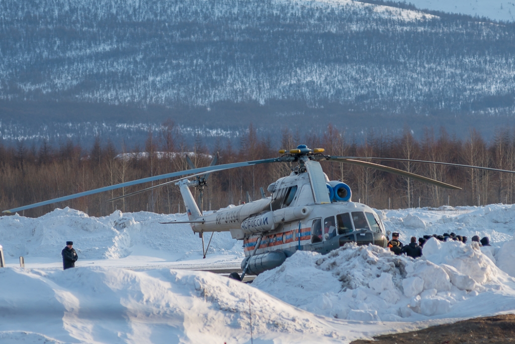 Вертолет, ожидаемый с места крушения траулера, прилетел в Магадан пустой 