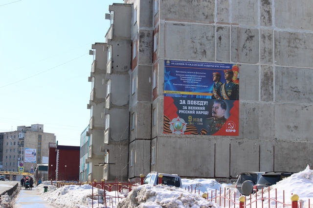 Баннер на улице Дзержинского, Фото с места события из других источников