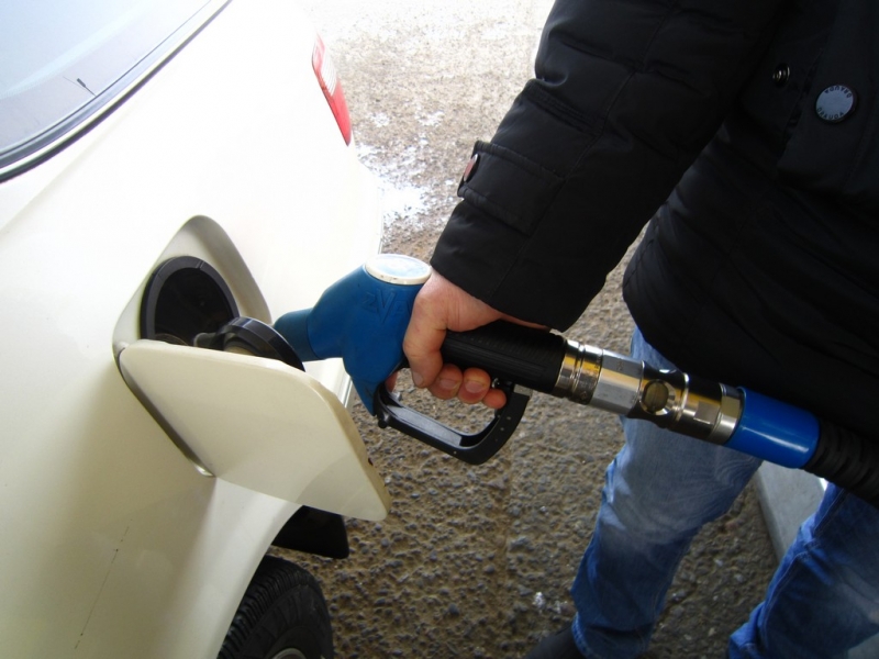 Цена литра бензина АИ-92 в Магадане с 16 апреля понизится на 1 рубль 20 копеек