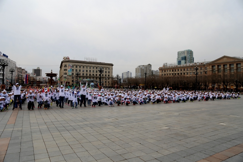 Массовый флешмоб устроили хабаровчане в центре Хабаровск в честь 1 мая