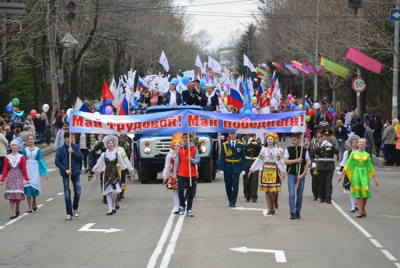 Жители Биробиджана ударили первомайским шествием по санкциям