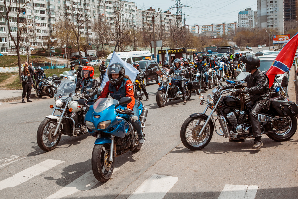 Байкерши отметили во Владивостоке Всемирный день мотоциклисток