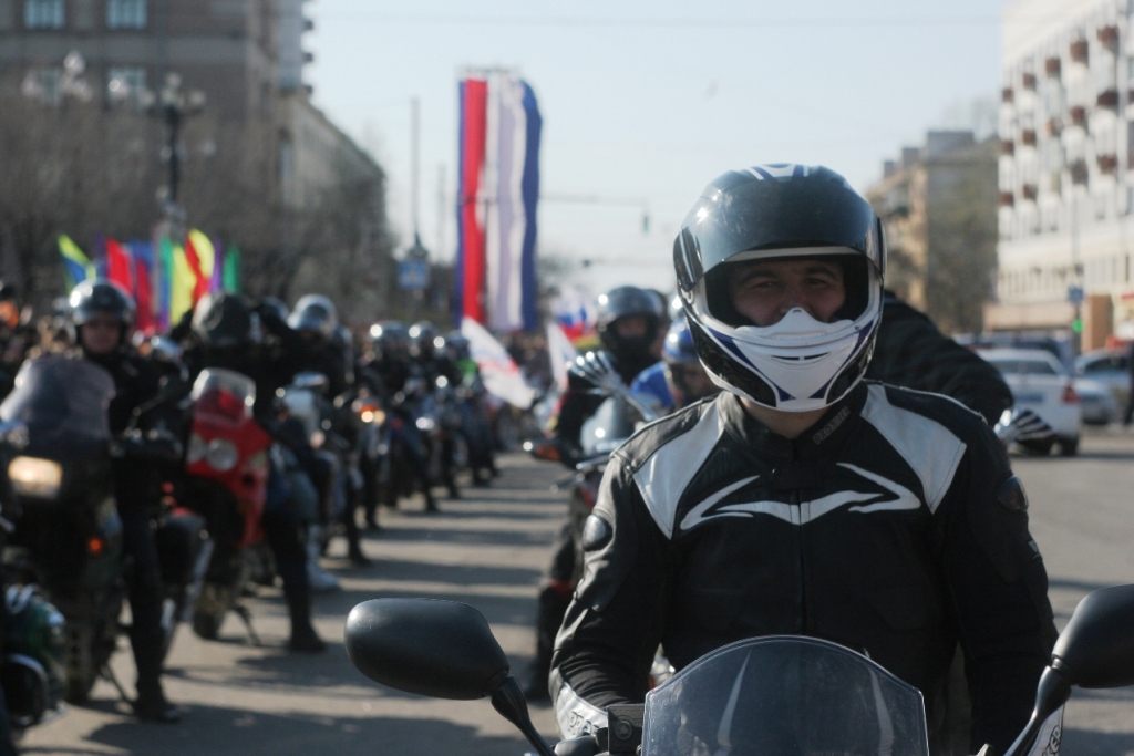 Колонна приморских байкеров промчалась по улицам Хабаровска со знаменем Победы