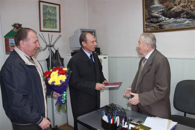 Легенду промышленности Биробиджана Янкеля Шнайдермана с юбилеем поздравили депутаты Думы