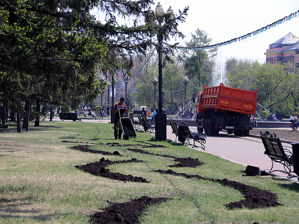 В сквере Кирова в Иркутске начали благоустраивать цветочные клумбы