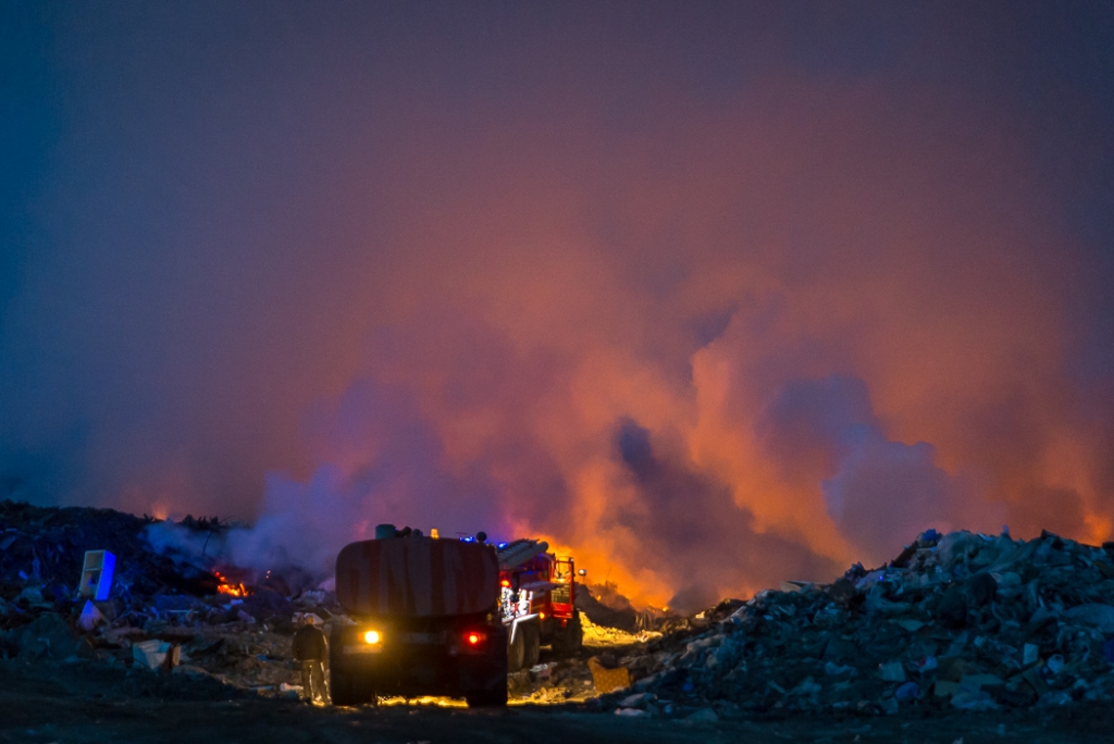 Пожар на магаданской свалке продолжают тушить ночью