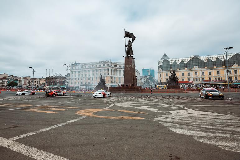 Фестиваль автомотоспорта проходит на центральной площади Владивостока