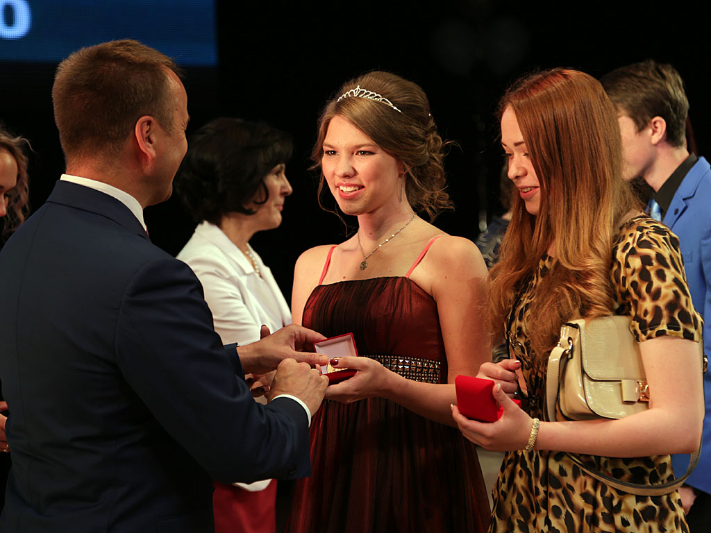 Почти 500 выпускников Иркутской области получили региональные золотые медали