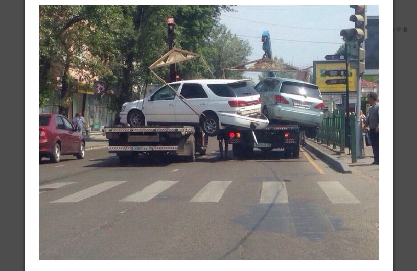 Водители эвакуаторов побили два автомобиля в Иркутске во время транспортировки 