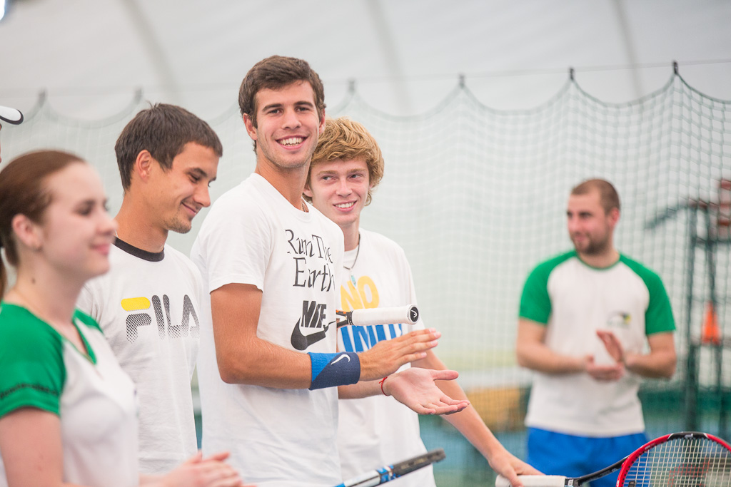 Сборная России по теннису провела открытую тренировку для юных спортсменов Владивостока