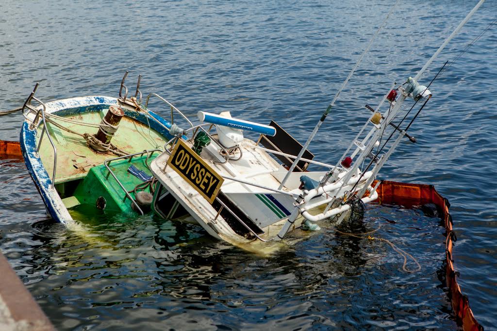 Затонувший катер во Владивостоке у набережной Цесаревича до сих пор лежит на дне