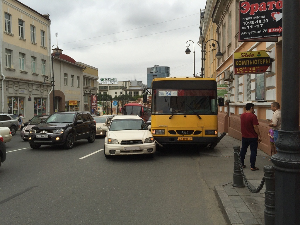 Пассажирский автобус стал участником очередного ДТП во Владивостоке