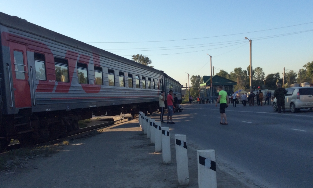 Человек попал под поезд на железнодорожном переезде в Южно-Сахалинске