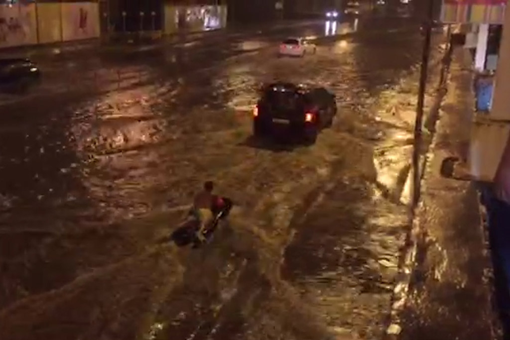 Заплыв на надувном матрасе устроили на затопленной улице во Владивостоке