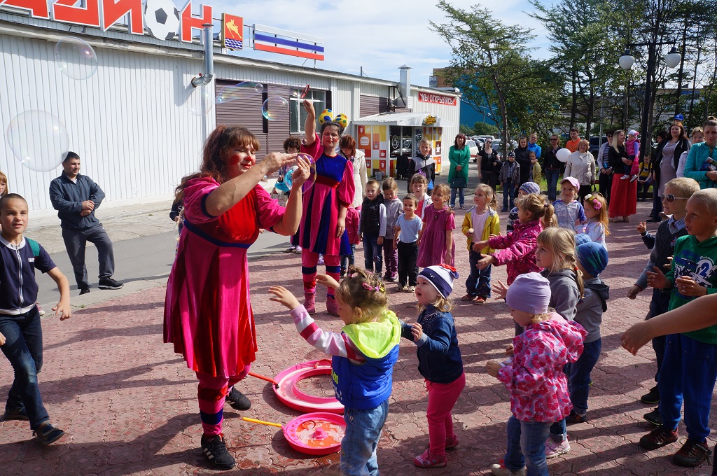 Шоу мыльных пузырей собрало в городском парке Магадана более 200 детей и взрослых