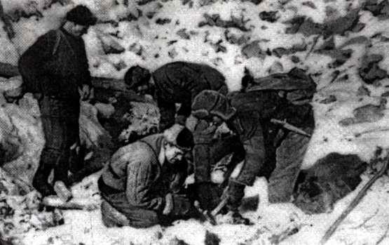 Дальневосточные геологи Ф.К.Шипулин, Л Т. Татаринов, В.А.Ярмолюк и В.В. Онихимовский (слева направо) исследуют кратерные воронки. Конец февраля 1947 года