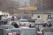 Очереди на 
основной площадке осмотра автомобилей во Владивостоке - явление 
привычное. Автор: www.primamedia.ru. Фото с места события из других 
источников