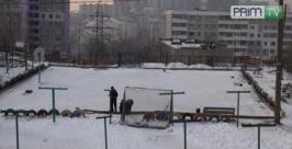 Жители Владивостока мастерят каток сами Prim.TV