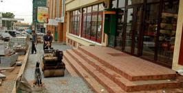 Подрядчики выкладывают брусчаткой участок на Уборевича и Океанском проспекте пресс-служба администрации Владивостока