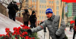 Участники митинга возложили цветы в памятнику ТОФ Антон Балашов