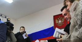 Опускает бюллетень в урну для голосования Антон Балашов
