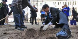 Генеральный консул Японии во Владивостоке Ито Нобуаки за посадкой одного из саженцев Аллеи Антон Балашов