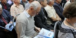 Собравшиеся с интересом рассматривали первый том Екатерина Панова