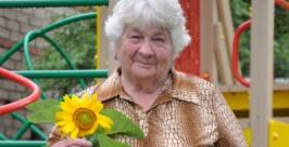 Активная жительница дома на ул. Тухачевского,56, она занималась посадкой цветов Анастасия Голованушкина
