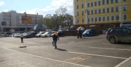 Обычных автомобилистов пока не пускают на парковку Марина Жихарева