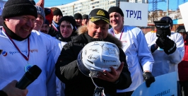 Спортсмены подарили Игорю Пушкареву шлем с автографами победителей турнира Антон Балашов