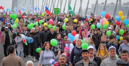 Около 15 тысяч человек прошли по мосту на 1 мая Антон Балашов