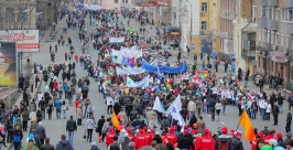 Первомайские колонны идут по ул.Суханова Антон Балашов