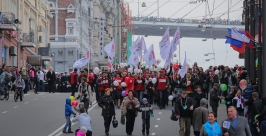 Первомайская колонна идет по ул. Светланская Антон Балашов