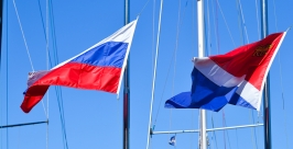Флаги поднимали под гимн России  Карина Нескородьева