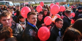 Сотни людей пришли на эстафету огня в ДВФУ Балашов Антон, PrimaMedia