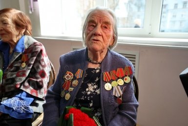 Труженики тыла, блокадники, узники концлагерей приняли участие в торжественном мероприятии, посвященном 80-летию Победы ИА PrimaMedia