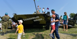 Дети аккупировали военную технику, обрадовавшись разрешению фотографироваться Кузора Валерия, РИА PrimaMedia