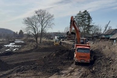 Восьмикилометровую дамбу для защиты от паводков строят в Приморье Агентство по гидротехническим сооружениям, мелиорации и гидрологии Приморья