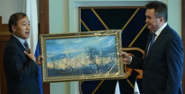 Картина в подарок пресс-служба администрации Приморья