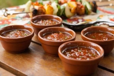 Мешаю в миске острую закуску к мясу — гости просят добавки: к майским готова на все сто