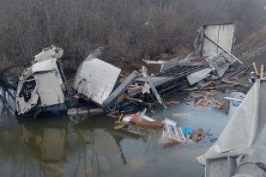 Двое водителей пострадали при столкновении тягача и микрогрузовика в Приморье