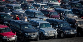 Более ста автомобилей марки  Mitsubishi Pajero приняли участие во флэшмобе Антон Балашов, РИА PrimaMedia