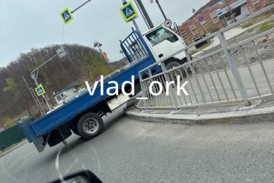 Грузовик занесло на повороте у детской площадки во Владивостоке  — снесено ограждение
