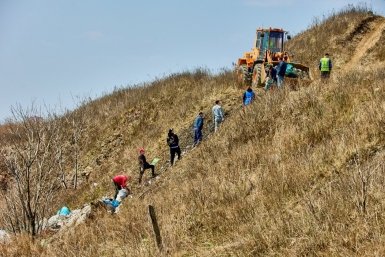 В тот день самый сложный участок был - косогор. По всей видимости, ушлый водитель самосвала разгрузил там тонны мусора ИА PrimaMedia